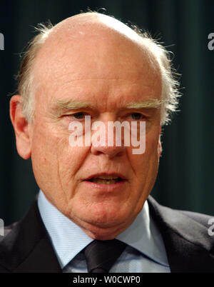 Le Secrétaire au Trésor, John Snow, tient une conférence de presse pour discuter de l'économie à la fin de l'année au ministère du Trésor à Washington le 14 décembre 2005. Il a dit que l'économie est en grande forme, se développe à un bon clip avec une inflation faible, et que les réductions d'impôt de l'administration avait une grande incidence positive. (Photo d'UPI/Roger L. Wollenberg) Banque D'Images