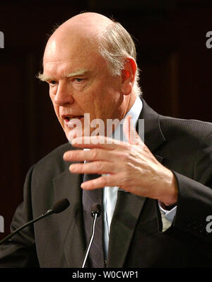 Le Secrétaire au Trésor, John Snow, tient une conférence de presse pour discuter de l'économie à la fin de l'année au ministère du Trésor à Washington le 14 décembre 2005. Il a dit que l'économie est en grande forme, se développe à un bon clip avec une inflation faible, et que les réductions d'impôt de l'administration avait une grande incidence positive. (Photo d'UPI/Roger L. Wollenberg) Banque D'Images