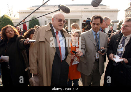 L'ancien secrétaire à la défense Melvin Laird (sous Nixon) parle avec des journalistes après une réunion avec le président américain George W. Bush à la Maison Blanche à Washington le 5 janvier 2006. Bush a rencontré les anciens secrétaires d'état et de la défense pour discuter de la guerre en Irak. (Photo d'UPI/Roger L . Wollenberg) Banque D'Images