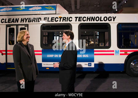 General Motors Vice-président Environnement et énergie Elisabeth Lowery, gauche, et General Motors Vice-président Marketing et Publicité Brent Dewar présente le premier de 50 hybrides de GM-powered autobus fabriqués par New Flyer Industries pour Washington Metropolitan Area Transit Authority (flotte) WMATA transportent à l'Auto de Washington à Washington le 25 janvier 2006. La technologie hybride selon GM offre une plus grande économie de carburant et réduit les émissions de diesel classique d'autobus. (UPI Photo/ Kamenko Pajic) Banque D'Images