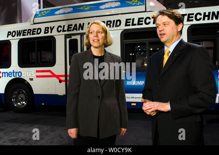 General Motors Vice-président Environnement et énergie Elisabeth Lowery, gauche, et General Motors Vice-président Marketing et Publicité Brent Dewar présente le premier de 50 hybrides de GM-powered autobus fabriqués par New Flyer Industries pour Washington Metropolitan Area Transit Authority (flotte) WMATA transportent à l'Auto de Washington à Washington le 25 janvier 2006. La technologie hybride selon GM offre une plus grande économie de carburant et réduit les émissions de diesel classique d'autobus. (UPI Photo/ Kamenko Pajic) Banque D'Images