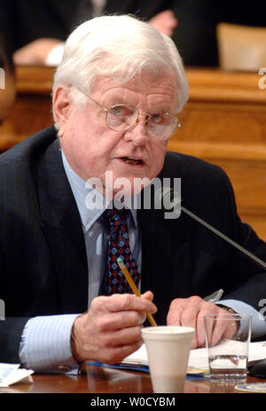 Le sénateur Edward Kennedy (D-MA) de la Commission Judiciaire du Sénat donne sa déclaration d'ouverture avant de voter sur la nomination de Samuel Alito à la justice de la Cour suprême, à Washington le 24 janvier 2006. (UPI Photo/Kevin Dietsch) Banque D'Images