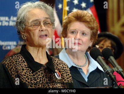 L'assurance-maladie benificiary Sadie Coleman parle de ses expériences avec le programme, comme elle l'appelle le président Bush à résoudre les problèmes et des confusions avec les médicaments sur ordonnance de Medicare bill, à Washington le 26 janvier 2005. Coleman a été rejoint par Sen. Debbie Stabenow (D-MI). (UPI Photo/Kevin Dietsch) Banque D'Images