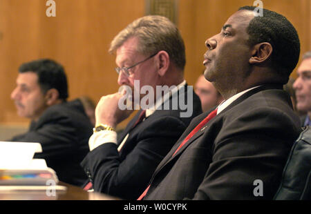 Surintendant de la Police de la Nouvelle-Orléans, Warren Riley (R), Agent du FBI Kenneth Kaiser (C) et de l'Immigration and Customs Enforcement official Michael Vanacore écouter les déclarations d'ouverture avant qu'ils témoignent devant le Sénat (Homeland Security and Governmental Affairs Committee, le lundi 6 février 2006 sur la colline du Capitole. Riley et les fonctionnaires fédéraux a témoigné sur l'application de la loi et des problèmes de communications suite à l'ouragan Katrina, qui a dévasté la Nouvelle Orléans l'année dernière. (Photo d'UPI/Mike Theiler) Banque D'Images