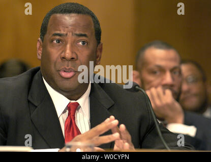 Surintendant de la Police de la Nouvelle-Orléans, Warren Riley témoigne devant le Sénat (Homeland Security and Governmental Affairs Committee, le lundi 6 février 2006 sur la colline du Capitole. Riley et les fonctionnaires fédéraux a témoigné sur l'application de la loi et des problèmes de communications suite à l'ouragan Katrina, qui a dévasté la Nouvelle Orléans l'année dernière. (Photo d'UPI/Mike Theiler) Banque D'Images