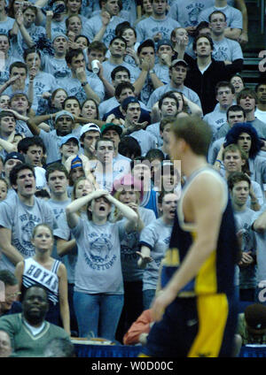 L'Université de Georgetown fans réagir à un rebond de l'Université de Virginie-Occidentale, durant la seconde moitié du MCI Center à Washington, DC, le 12 février 2006. La Virginie de l'Ouest a battu Georgetown 69-56. (UPI Photo/Kevin Dietsch) Banque D'Images