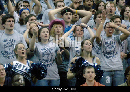 L'Université de Georgetown fans réagissent à une série de coups manqués contre West Virginia University au cours de la seconde moitié du MCI Center à Washington, DC, le 12 février 2006. La Virginie de l'Ouest a battu Georgetown 69-56. (UPI Photo/Kevin Dietsch) Banque D'Images