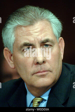 Président et chef de la direction d'ExxonMobil Corp. Rex Tillerson témoigne devant un comité judiciaire du Sénat audition sur la consolidation dans l'industrie du pétrole et du gaz et son résultat de l'augmentation des prix, à Washington le 14 mars 2006. (UPI Photo/Kevin Dietsch) Banque D'Images