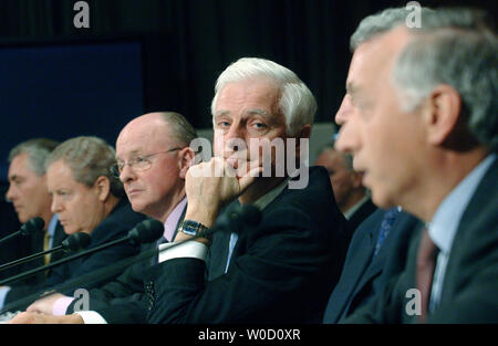 Chef de Valero Energy Corp. Bill Klesse témoigne devant un comité judiciaire du Sénat audition sur la consolidation dans l'industrie du pétrole et du gaz et son résultat de l'augmentation des prix, à Washington le 14 mars 2006. Klesse a été rejoint par le président et chef de ExxonMobil Corp. Rex Tillerson, PRÉSIDENT-DIRECTEUR GÉNÉRAL James Mulva ConocoPhillips, président et chef de la Chevron Corp. David O'Reilly, chef de Valero Energy Corp. Bill Klesse, Président Shell Oil Company John Hofmeister et président-directeur général Ross Pillari BP American, Inc. (UPI Photo/Kevin Dietsch) Banque D'Images