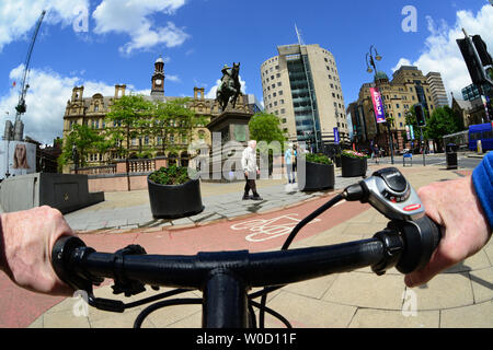 Circonscription cycliste sur route en super cycle leeds city square par le black prine statue Edward prince de Galles Royaume-Uni yorkshire Banque D'Images