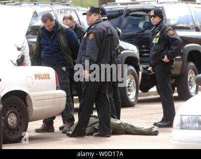 Un homme non identifié est arrêté par des agents des services secrets qui répondaient à un soupçon qui a été trouvé sur les motifs de la Maison Blanche, le 22 mars 2006. Le Président n'était pas à ses résidents. (UPI Photo/Kevin Dietsch) Banque D'Images