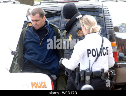 Un homme non identifié est arrêté par des agents des services secrets qui répondaient à un soupçon qui a été trouvé sur les motifs de la Maison Blanche, le 22 mars 2006. Le Président n'était pas à ses résidents. (UPI Photo/Kevin Dietsch) Banque D'Images