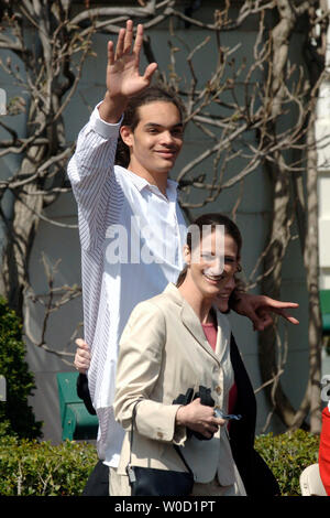 Joakim Noah de l'Université de Floride, l'équipe masculine de basketball est accompagnée de deux femmes non identifiées pendant qu'il marche à son siège lors d'un événement à la Maison Blanche où le président George W.Bush a rendu hommage aux 2005 et 2006 Sports Champions NCAA, à Washington le 6 avril 2006. (UPI Photo/Kevin Dietsch) Banque D'Images