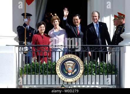 Le président américain George W. Bush (R) Le président chinois Hu Jintao (deuxième à droite) première terre Laura Bush (deuxième à gauche) et l'épouse de Jintao Madame Liu Yongqing participer à une pelouse Sud Cérémonie d'arrivée à la Maison Blanche le 20 avril 2006. Les espoirs des États-Unis pour le soutien de la Chine à dissuader la Corée du Nord et les ambitions nucléaires de l'Iran et en même temps à des changements dans les politiques économiques de la Chine. (UPI Photo/Kevin Dietsch) Banque D'Images