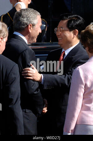 Le président américain George W. Bush (L) se félicite le président chinois Hu Jintao (R), au cours d'une pelouse Sud Cérémonie d'arrivée à la Maison Blanche le 20 avril 2006. (UPI Photo/Kevin Dietsch) Banque D'Images