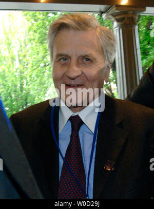 Le président de la Banque centrale européenne Jean-Claude Trichet arrive pour les ministres des finances du G7 et des gouverneurs des banques à Washington le 21 avril 2006. (UPI Photo/Kevin Dietsch) Banque D'Images