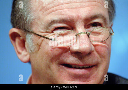 Le Directeur général du FMI, Rodrigo de Rato parle lors de la conférence de presse du Comité du développement Président au Fonds monétaire international à Washington, le 23 avril 2006. Cette conférence s'est terminée l'assemblée annuelle du Fonds monétaire international et de la Banque mondiale, réunions du printemps. (UPI Photo/Kevin Dietsch) Banque D'Images