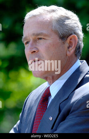 Le Président George Bush parle lors d'une cérémonie où il a reçu l'US Naval Academy men's football team le commandant en chef's Trophy, à Washington le 25 avril 2006. Le commandant en chef's Trophée est décerné à chaque saison pour le gagnant de la série de football collégial triangulaire entre l'Académie militaire, la United States Naval Academy , et United States Air Force Academy. (UPI Photo/Kevin Dietsch) Banque D'Images