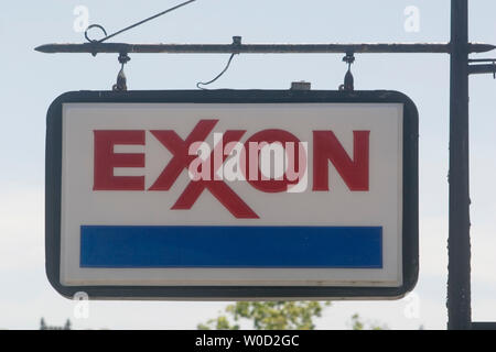 La station de gaz d'Exxon sur la colline du Capitole à Washington est ouvert le 27 avril 2006. Exxon Mobil Corp., la plus grande compagnie pétrolière cotée, a affiché un bénéfice au premier trimestre de 8,4 milliards de dollars. Piqué par la flambée des prix de l'essence, les législateurs américains et les défenseurs des consommateurs ont fait des appels à des taxes sur les profits des sociétés pétrolières et l'abrogation de l'impôt dont bénéficient les grandes compagnies pétrolières. (Photo d'UPI/Kamenko Pajic) Banque D'Images