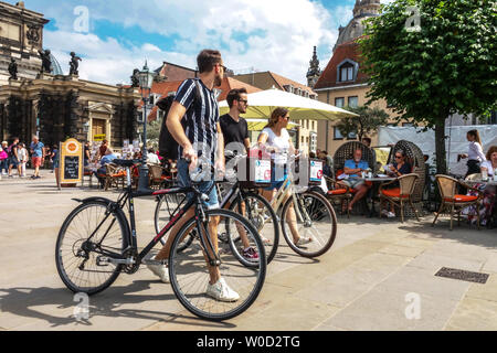 Dresde touristes poussant des vélos sur la terrasse de Dresde Bruehl, Dresde Saxe Allemagne Europe Banque D'Images