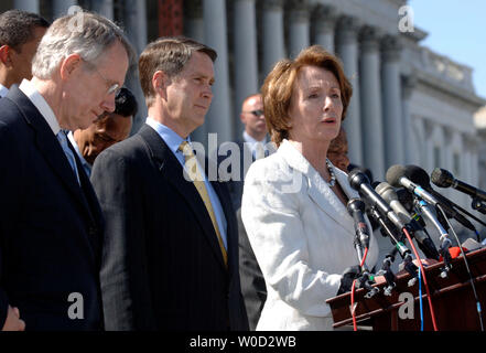 Chef de la minorité de la Chambre Nancy Pelosi (D-CA) parle à rallier l'conférence de presse sur la Loi sur le droit de vote, à Washington le 2 mai 2006. Elle a été rejoint par un groupe bipartite de sénateurs et représentants, y compris le leader de l'opposition au Sénat le sénateur Harry Reid (D-NV) et chef de la majorité au Sénat le sénateur Bill Frist (R-TN), où le groupe ont exprimé leur soutien à la réautorisation de la loi. (UPI Photo/Kevin Dietsch) Banque D'Images