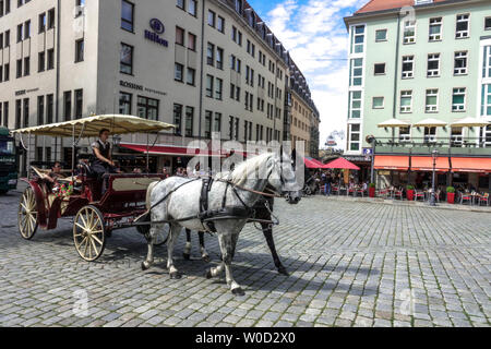 Dresden touristes en calèche, de la vieille ville de Dresde, Allemagne Europe Banque D'Images