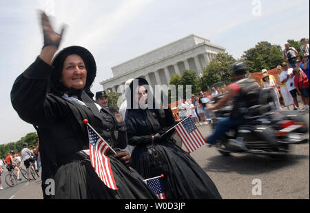 Veuve de guerre civile de reconstitution historique Jennifer Haines (L) et la Géorgie Meadows vague pour les motocyclistes à l'assemblée annuelle de "Rolling Thunder" le week-end du Memorial ride, à Washington le 28 mai 2006. Des milliers de motocyclistes est descendu sur Washington pour honore les anciens combattants du pays avec une balade et rassemblement à l'ONU (Capitol UPI Photo/Kevin Dietsch) Banque D'Images