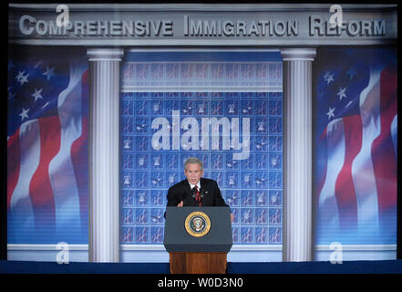 Le Président George Bush s'exprime sur la réforme de l'immigration à la Chambre de Commerce américaine à Washington le 1 juin 2006. (UPI Photo/Kevin Dietsch) Banque D'Images