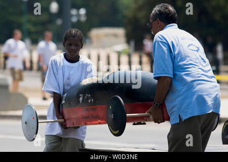 Les participants portent une voiture avant la prochaine chaleur dans le 65e fonctionnement de la boîtes à savon à partir du haut de la colline du Capitole, le samedi, 17 juin 2005 à Washington, DC. Plus de 60 designers et zone racers entre huit et 17 ans d'âge, de mettre leur appareil des machines à l'épreuve dans l'un des passe-temps d'été les plus durables. L'événement présentait la concurrence dans toutes les boîtes à savon trois divisions de course : Stock, Super Stock et maîtres. (Photo d'UPI/Kamenko Pajic) Banque D'Images