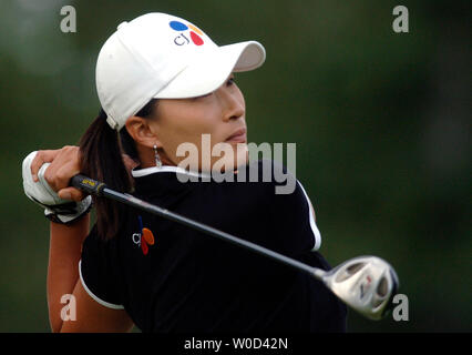 Se Ri Pak, de Séoul, Corée la regarde s'en aller de la dix-huitième boîte de pièce en T, au cours de la ronde finale de la LPGA Championship, McDonald's dans la région de Havre de Grace, Maryland le 8 juin 2006. Pak a pris la première place dans le tournoi, après avoir battu Karrie Webb dans une ronde supplémentaire de la mort subite, après que les deux étaient à égalité avec huit en vertu de l'alinéa (UPI Photo/Kevin Dietsch) Banque D'Images