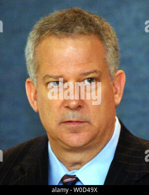 Association des stations de télévision publique (APTS) Président et chef de la direction John Lawson prend la parole lors d'une conférence de presse annonçant un accord sur le numérique, programmation multi-cast entre APTS, PBS et Verizon, au National Press Club à Washington le 16 juin 2006. (Photo d'UPI/Roger L. Wollenberg) Banque D'Images