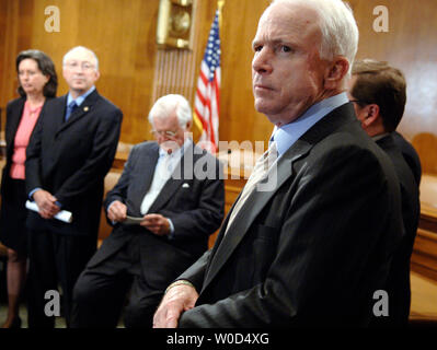 Le sénateur John McCain (R-AZ) assiste à une conférence de presse sur la réforme de l'immigration sur la colline du Capitole à Washington le 27 juin 2006. (UPI Photo/Kevin Dietsch) Banque D'Images