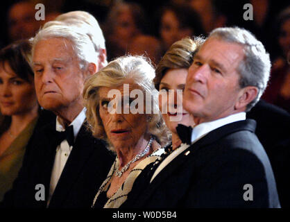 Eunice Shriver (centre gauche), fondateur des Jeux Olympiques spéciaux et sœur de feu le président John F. Kennedy ressemble plus au Président George W. Bush et la Première dame Laura Bush, assis ensemble à écouter le groupe Rascal Flatts effectuer lors d'une cérémonie en l'honneur des Jeux Olympiques spéciaux, à la Maison Blanche à Washington le 10 juillet 2006. Eunice Shriver était assis à côté de son mari Sargent Shriver. (UPI Photo/Kevin Dietsch) Banque D'Images