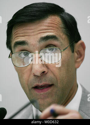 Rempl. Darrell Issa (D-CA), président de la chambre d'énergie et de ressources sous-comité, prend la parole lors d'une audience sur l'amélioration de l'efficacité et la disponibilité de voitures hybrides sur la colline du Capitole à Washington le 20 juillet 2006. (Photo d'UPI/Eduardo Sverdlin) Banque D'Images
