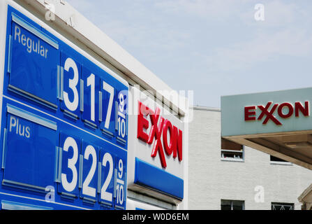 Un panneau annonce les prix élevés de l'essence à une station de gaz d'Exxon sur la colline du Capitole à Washington le 26 juillet 2006. Exxon-Mobil affiché aujourd'hui un saut de 36  % des bénéfices, surtout en raison du prix élevé du pétrole. (Photo d'UPI/Eduardo Sverdlin) Banque D'Images