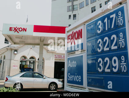 Un panneau annonce les prix élevés de l'essence à une station de gaz d'Exxon sur la colline du Capitole à Washington le 26 juillet 2006. Exxon-Mobil affiché aujourd'hui un saut de 36  % des bénéfices, surtout en raison du prix élevé du pétrole. (Photo d'UPI/Eduardo Sverdlin) Banque D'Images