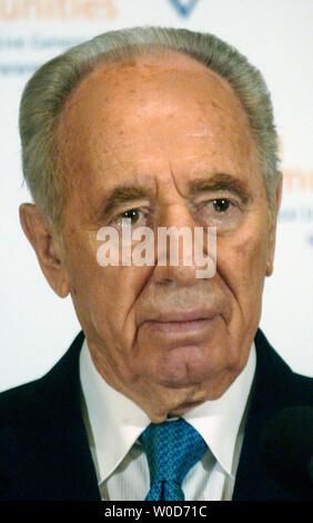 Le vice-Premier ministre israélien Shimon Peres parle sur la reconstitution des populations d'Israël lors d'une conférence de presse à Washington le 16 août 2006. La campagne de reconstruction est coordonnée par l'organisation des communautés juives et d'autres fondations juives locales. (UPI Photo/Kevin Dietsch) Banque D'Images