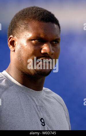 Baltimore Ravens quarterback Steve McNair se réchauffe avant le match contre les Ravens Eagles de Philadelphie, à M & T Bank Stadium à Baltimore, Maryland le 17 août 2006. (UPI Photo/Kevin Dietsch) Banque D'Images