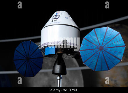 Un modèle à l'échelle du vaisseau spatial Orion est vu lors d'une conférence de presse où la NASA a annoncé que la société Lockheed Martin Corp. a été sélectionné comme maître d'œuvre pour la conception, le développement et la construction d'engin spatial Orion, au siège de la NASA à Washington le 31 août 2006. L'Orion sera la prochaine génération des droits de l'engin spatial qui espère avoir la NASA en orbite en 2012. (UPI Photo/Kevin Dietsch) Banque D'Images