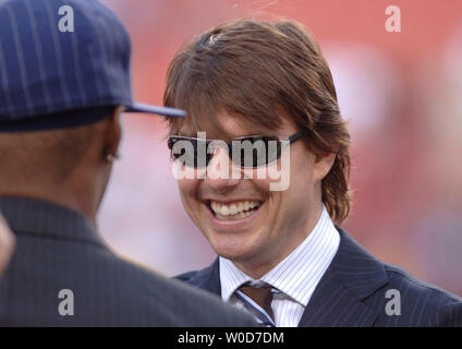 Acteur Tom Cruise (R) parle à l'acteur Jamie Foxx en marge avant les Redskins match contre les Vikings du Minnesota, à FedEx field à Landover, MD Le 11 septembre 2006. (UPI Photo/Kevin Dietsch) Banque D'Images