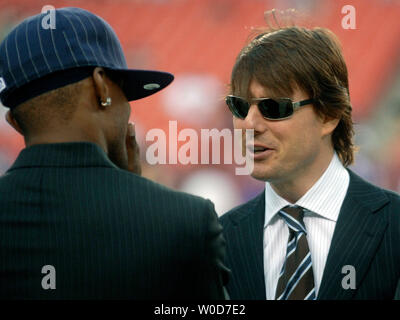 Acteur Tom Cruise (R) parle à l'acteur Jamie Foxx en marge avant les Redskins match contre les Vikings du Minnesota, à FedEx field à Landover, MD Le 11 septembre 2006. (UPI Photo/Kevin Dietsch) Banque D'Images