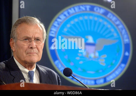 Le ministre de la Défense Donald Rumsfeld parle lors d'une conférence de presse, au Pentagone à Arlington, en Virginie, le 11 octobre 2006. (UPI Photo/Kevin Dietsch) Banque D'Images
