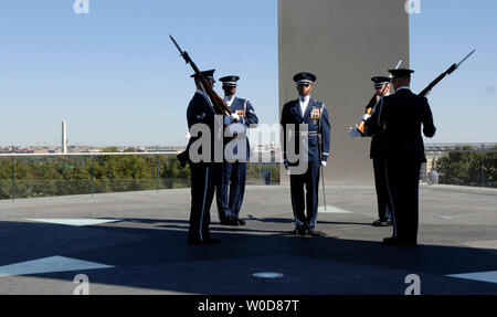 Les membres de l'United States Air Force sur la garde d'honneur effectuer sous le United States Air Force Memorial, au cours de sa cérémonie de dédicace à Arlington, en Virginie, le 14 octobre 2006. (UPI Photo/Kevin Dietsch) Banque D'Images