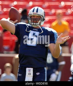 Tennessee Titans backup quarterback Kerry Collins se réchauffe pour le match contre les Redskins de Washington à FedEx Field à Landover, Maryland, le 15 octobre 2006. (Photo d'UPI/Roger Wollenberg) Banque D'Images