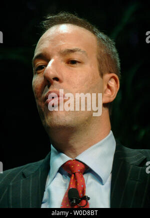 American Civil Liberties Union (ACLU) Directeur exécutif Anthony Romero parle à l'ACLU Adhésion Congrès, à Washington, le 16 octobre 2006. Romero a participé à une discussion intitulée "La torture, le secret et la Surveillance : tenir le gouvernement responsable.' (UPI Photo/Kevin Dietsch) Banque D'Images