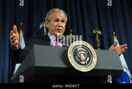 Le président américain George W. Bush parle avant nouveau Secrétaire fédéral des Transports Mary Peters est assermenté au ministère des Transports à Washington le 17 octobre 2006. (Photo d'UPI/Roger L. Wollenberg) Banque D'Images