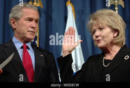 Le président américain George W. Bush regarde nouveau Secrétaire fédéral des Transports Mary Peters est assermenté au ministère des Transports à Washington le 17 octobre 2006. (Photo d'UPI/Roger L. Wollenberg) Banque D'Images