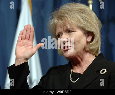 Le président américain George W. Bush regarde nouveau Secrétaire fédéral des Transports Mary Peters est assermenté au ministère des Transports à Washington le 17 octobre 2006. (Photo d'UPI/Roger L. Wollenberg) Banque D'Images