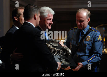 L'ancien Président Bill Clinton reçoit le 'Distinguished Service Award' de Craig W. Floyd, président et chef de la direction de l'application de la Loi nationale Officers Memorial Fund à Washington le 18 octobre 2006. L'aide à l'attribution sont le Colonel Steve Dozier, directeur, de l'Arkansas State Police (R) et le Service secret des États-Unis adjoint, agent spécial responsable Jeff Irvine (L). (Photo d'UPI/Roger L. Wollenberg) Banque D'Images