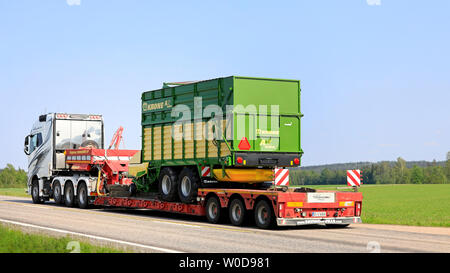 Jamsa, Finlande. Le 6 juin 2019. Semi remorque Volvo Tornikoski parcours Krone AX 310 GL remorque à fourrages par campagne finlandaise dans l'été, vue arrière. Banque D'Images